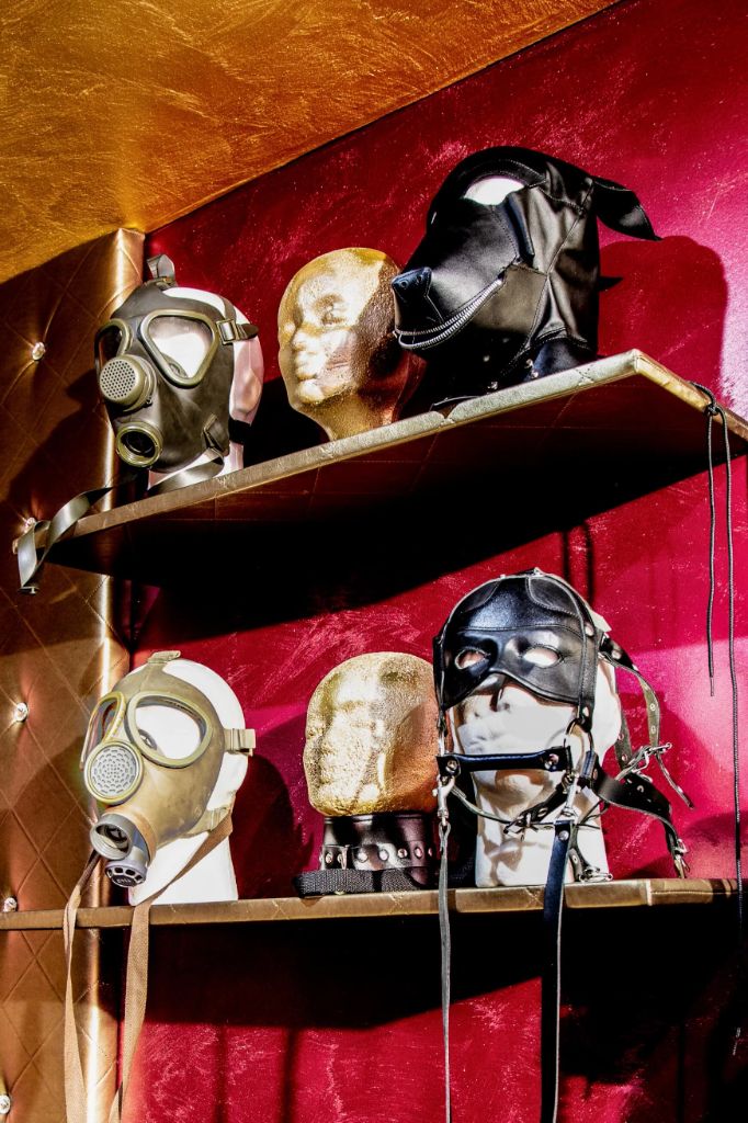 Masken Regal