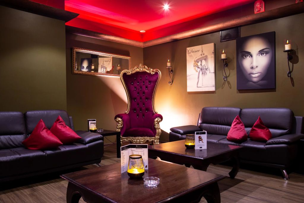 VIP Lounge mit Thron